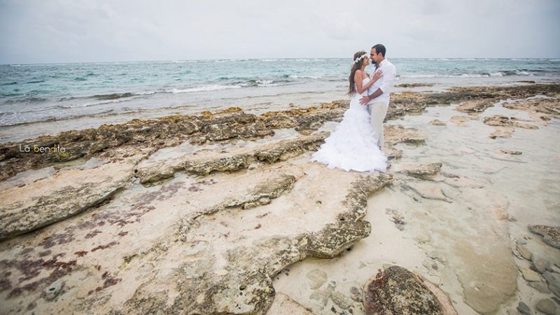 Camilo y Andrea en la playa, recién casados