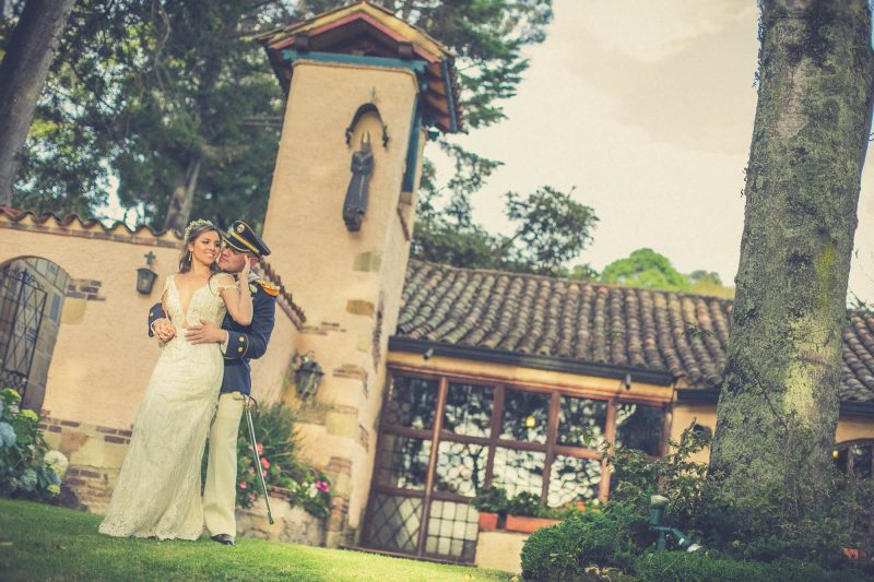 Carolina y Ricardo frente a la iglesia