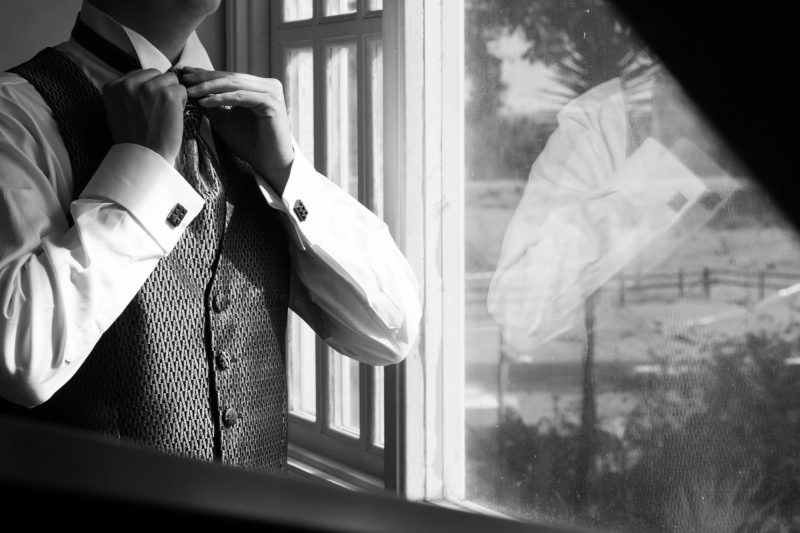 Fabián con traje de novio