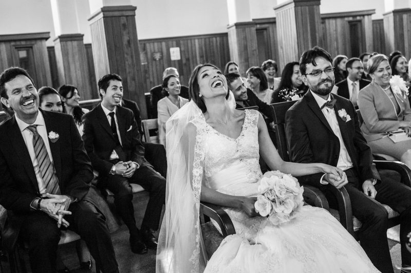 Fay y Mónica en el altar