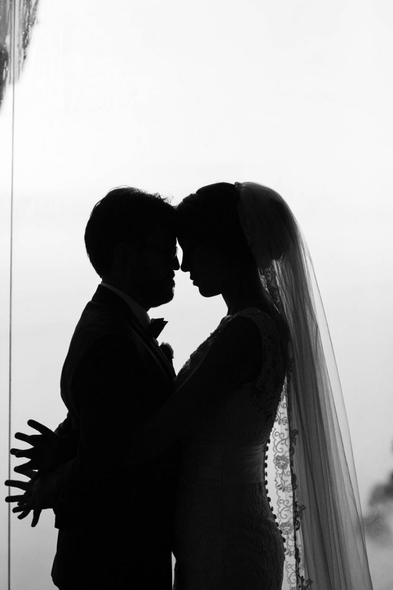 Fay y Mónica recién casados