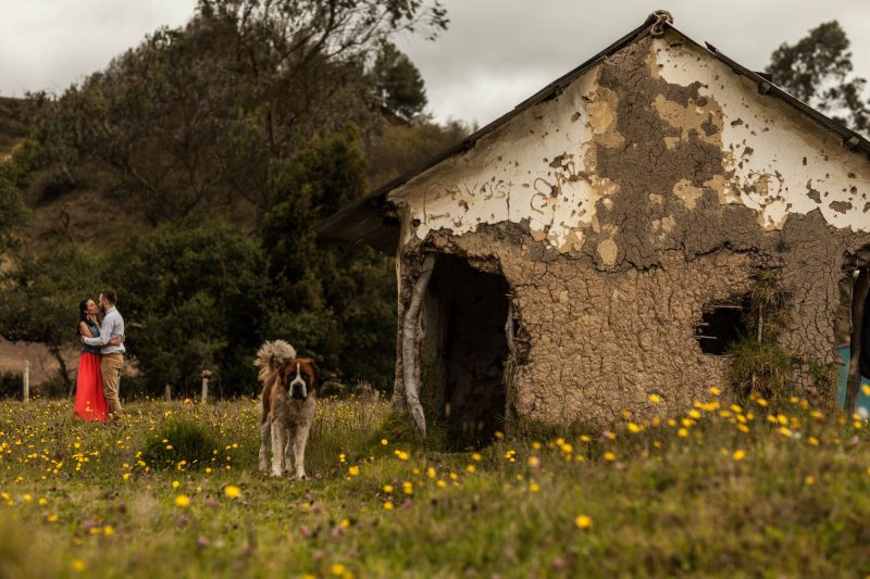 Camilo y Silvia con un perro en primer plano