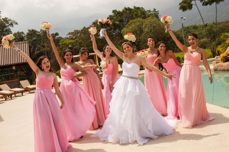 La corte llegando a la boda