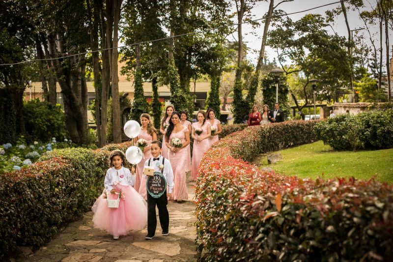 La corte llegando a la iglesia