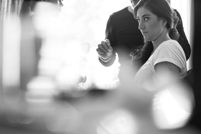 Lorena alistándose para su boda