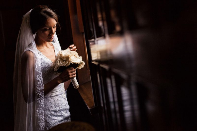 Mónica con el ramo de novia