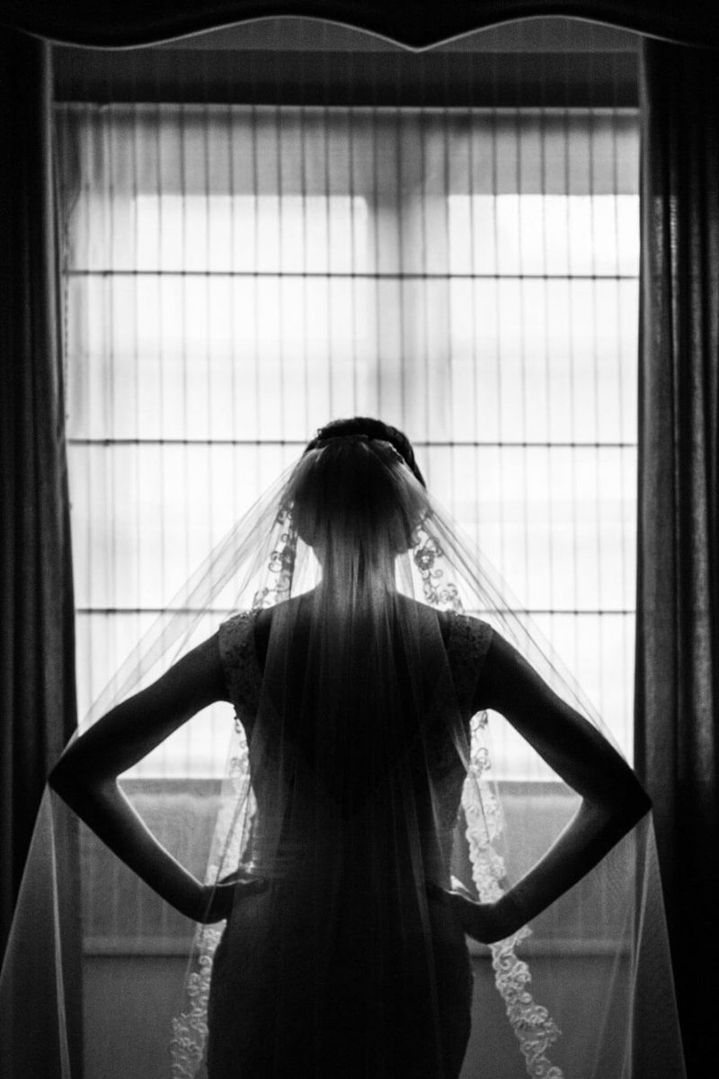 Mónica con vestido de novia