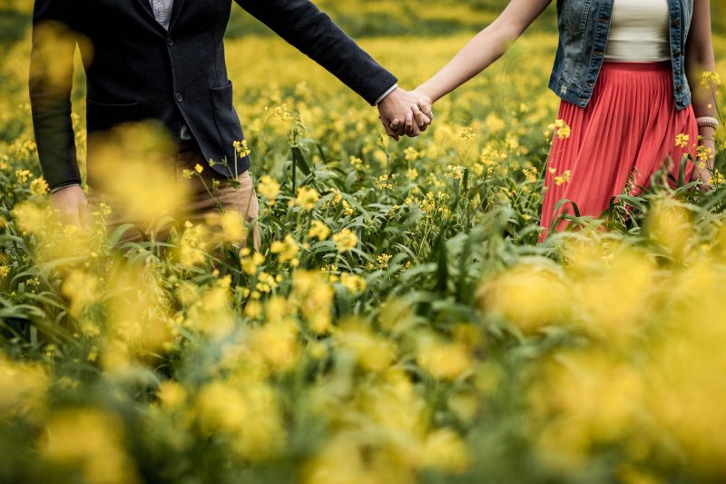 Camilo y Silvia de la mano